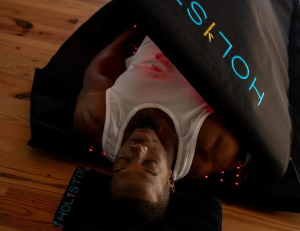 A person lying on his back under a black pillow

AI-generated content may be incorrect.