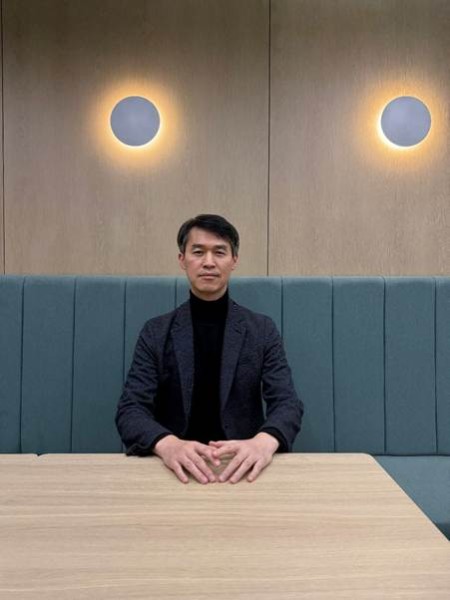 의류, 인간의 얼굴, 사람, 벽이(가) 표시된 사진
AI 생성 콘텐츠는 정확하지 않을 수 있습니다.