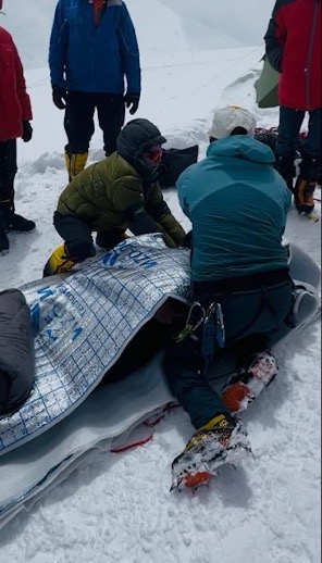 Climbers gave up their summit bid and their reserve oxygen to keep a stricken solo climber alive at 6,100 meters on Lenin Peak