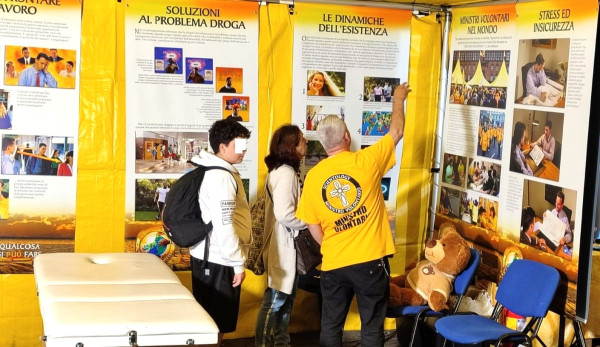 Naples receives for the first time in history the Scientology Volunteer Ministers Yellow Tent Exhibition