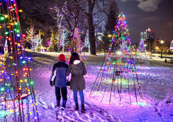 Gray Line Toronto Illuminates the Night with Niagara Falls Festival of Lights Tour