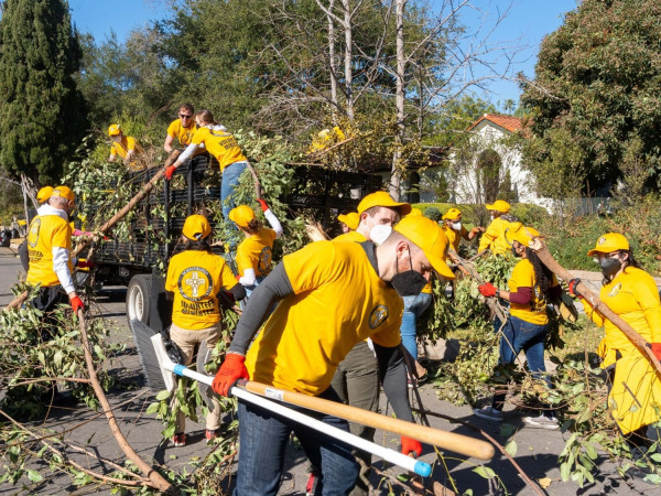 Neighborhoods near the burn zone are often filled with debris from the Santa Ana winds, which could ignite and spread the fire. A team of Volunteer Ministers tackled this task together. © 2025 Church of Scientology International. All Rights Reserved.