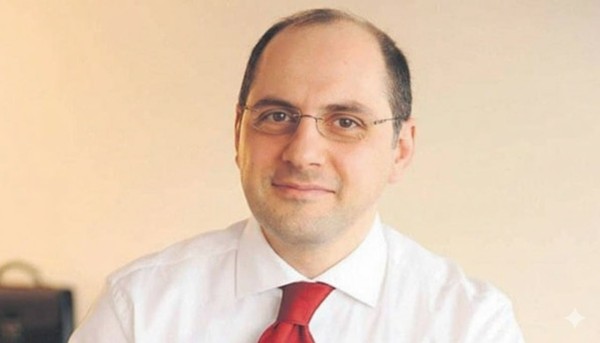 Serhat Albayrak Honored with Award for Corporate Transformation