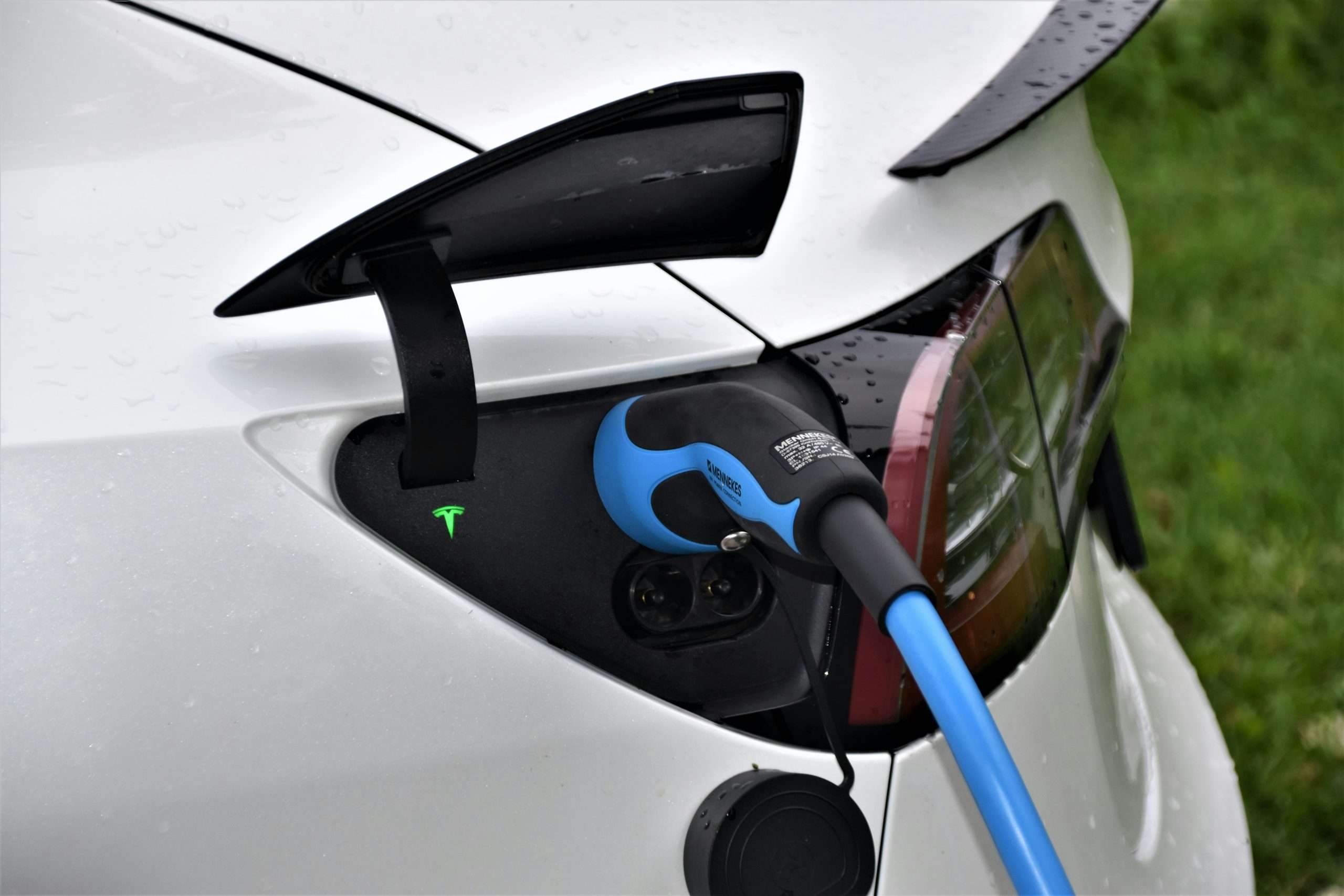 Murray Electric & Plumbing Expands Services to Include EV Charging Station and Home Generator Installations
